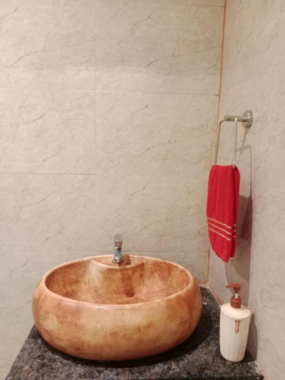 Ett badrum på Nakshatra Guest House