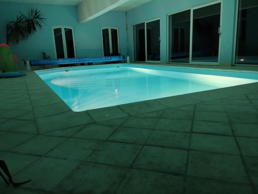 The swimming pool at or close to Gîte "Fils et Cotons" 3 chambres 125 m2