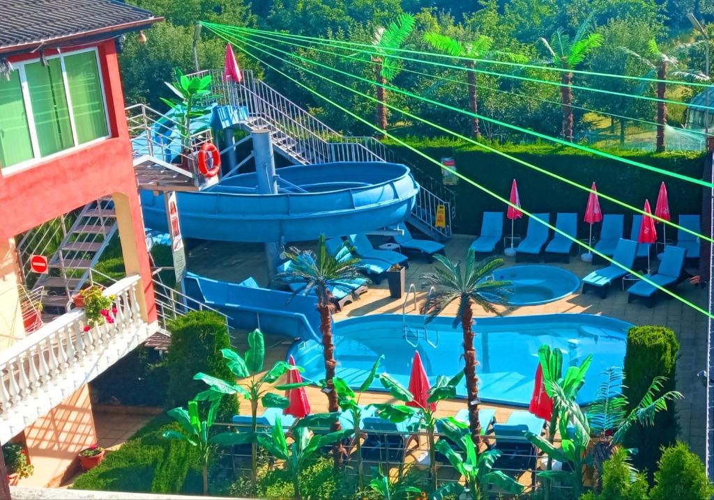 een luchtzicht op een zwembad in een resort bij Комплекс за гости "Тера Верде" in Oreshak