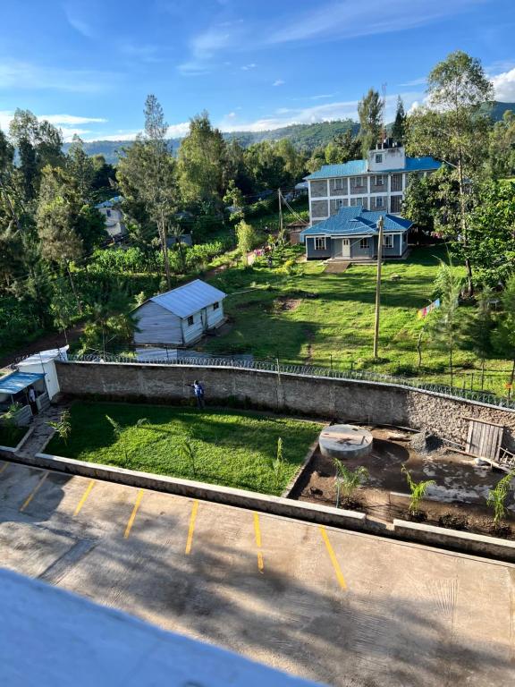z góry widok na dom i dziedziniec w obiekcie Art’s Suites w mieście Kisumu