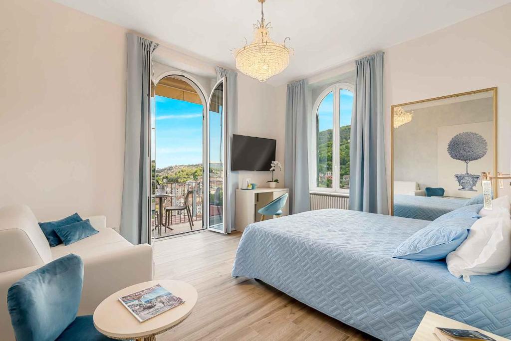 1 dormitorio con 1 cama grande y sala de estar en Dreams Guest House, en La Spezia