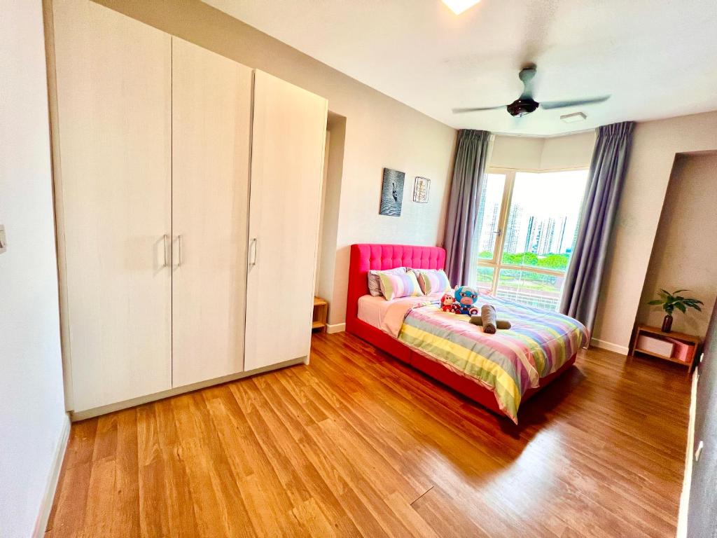Postel nebo postele na pokoji v ubytování Legoland-3min Walk-HappyDream Suite at Afiniti -8pax-Cozy,Comfy&Convenience 2BR with Bathub