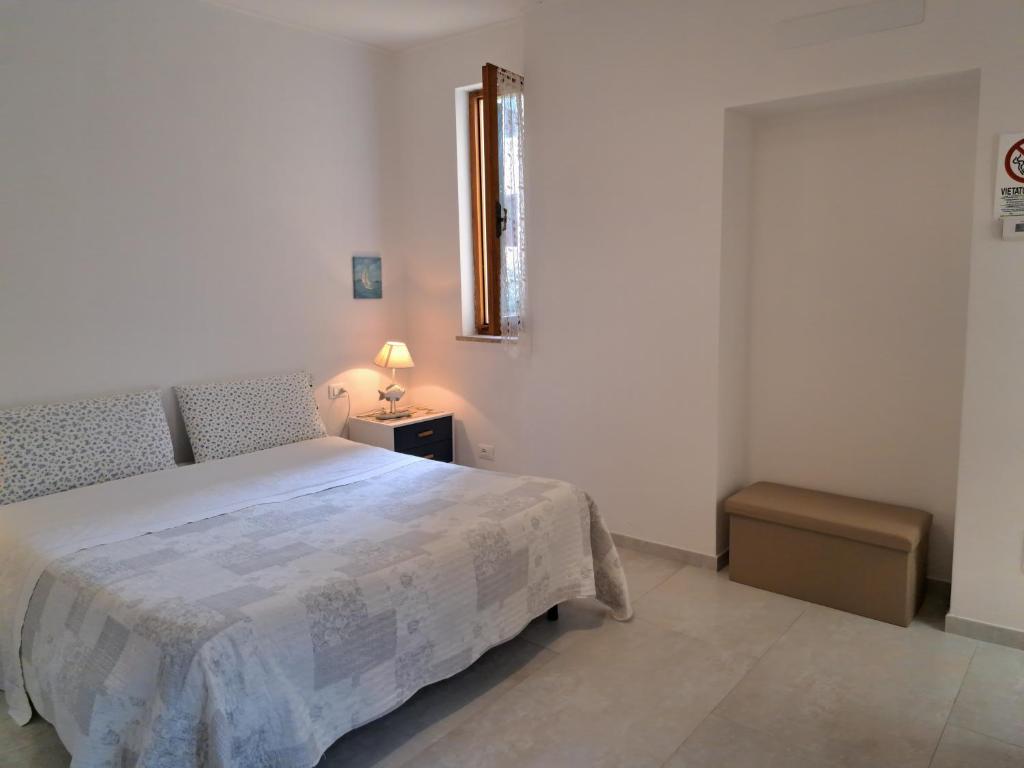 una camera con un letto e una lampada su un tavolo di Affittacamere Sophie a Monterosso al Mare