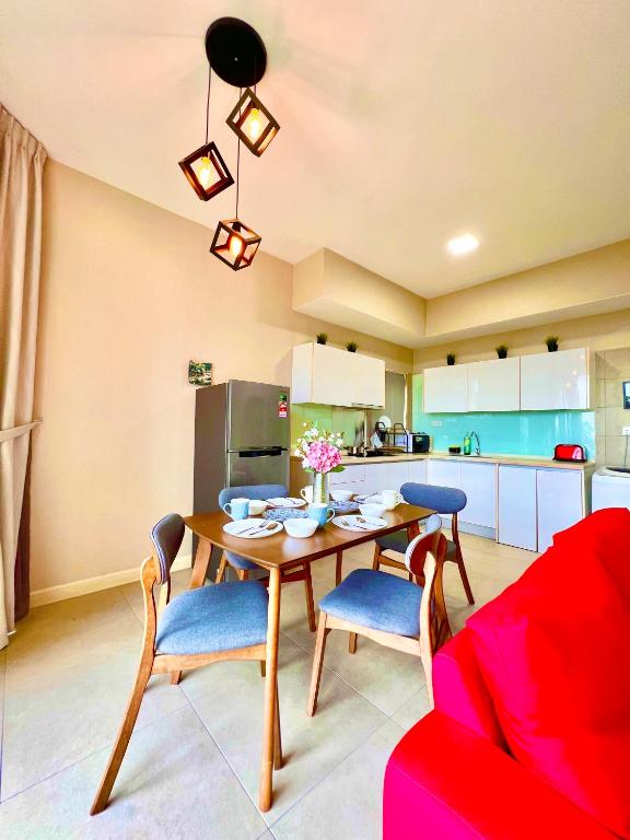 Kuchyň nebo kuchyňský kout v ubytování Legoland-3min Walk-HappyDream Suite at Afiniti -8pax-Cozy,Comfy&Convenience 2BR with Bathub