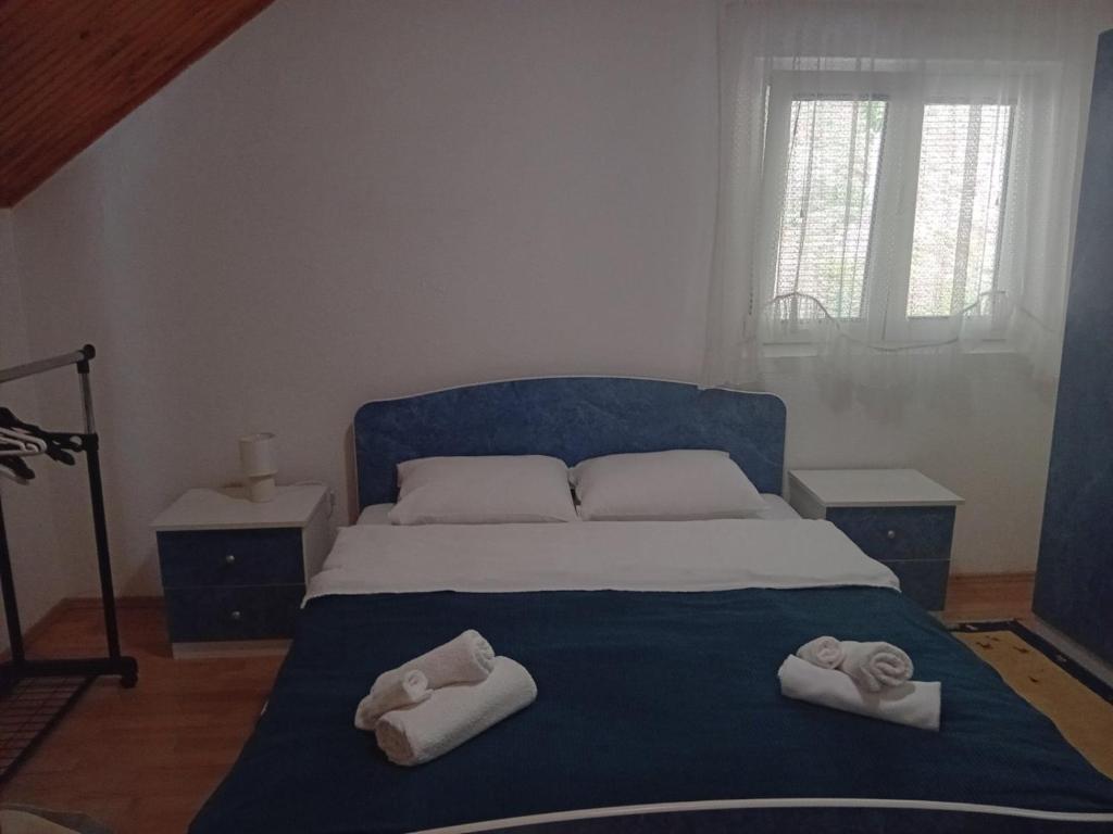 Šumska Vila tesisinde bir odada yatak veya yataklar