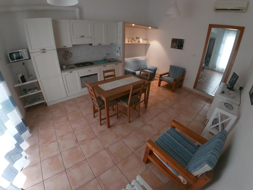 cocina y comedor con mesa y sillas en Casa Eleonora, en Porto Torres