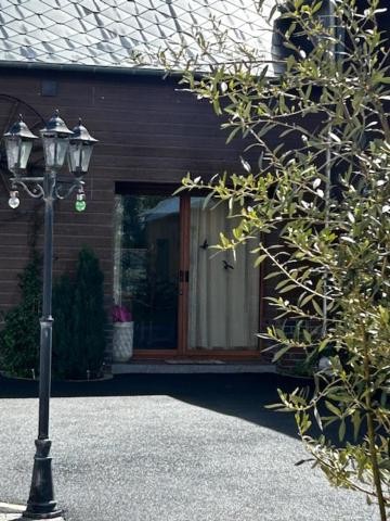un feu de rue devant une maison dans l'établissement Baie de somme en liberté, à Chépy