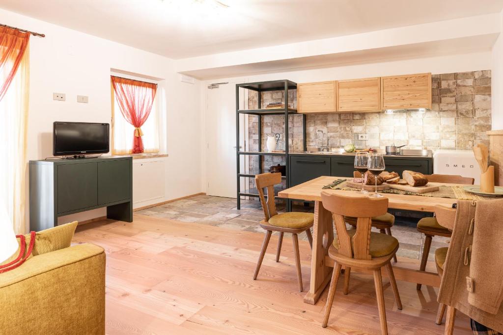 TV a/nebo společenská místnost v ubytování 13 Comuni Ristorante E Albergo