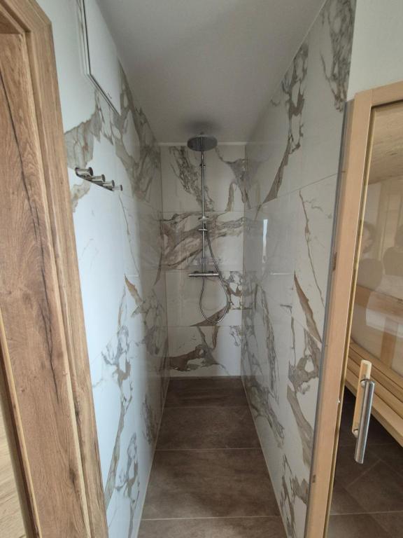 un corridoio di una casa con una parete ricoperta di marmo di Fernblick Chalet Gruber a Grafendorf bei Hartberg
