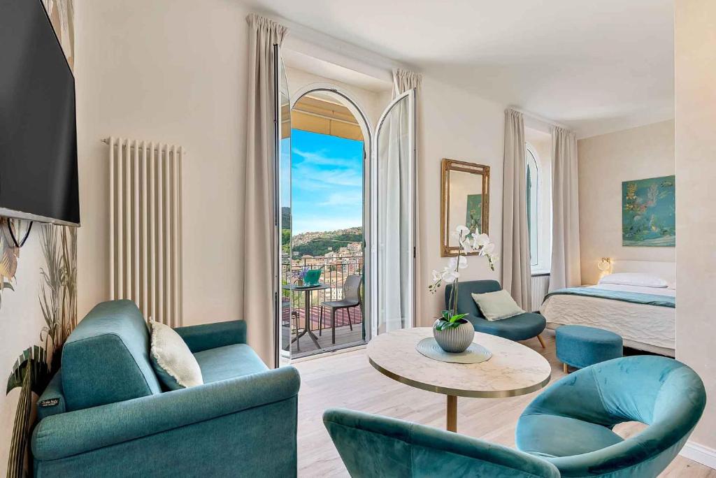 ラ・スペツィアにあるLUXURY DREAMSのベッド、テーブル、椅子が備わるホテルルームです。