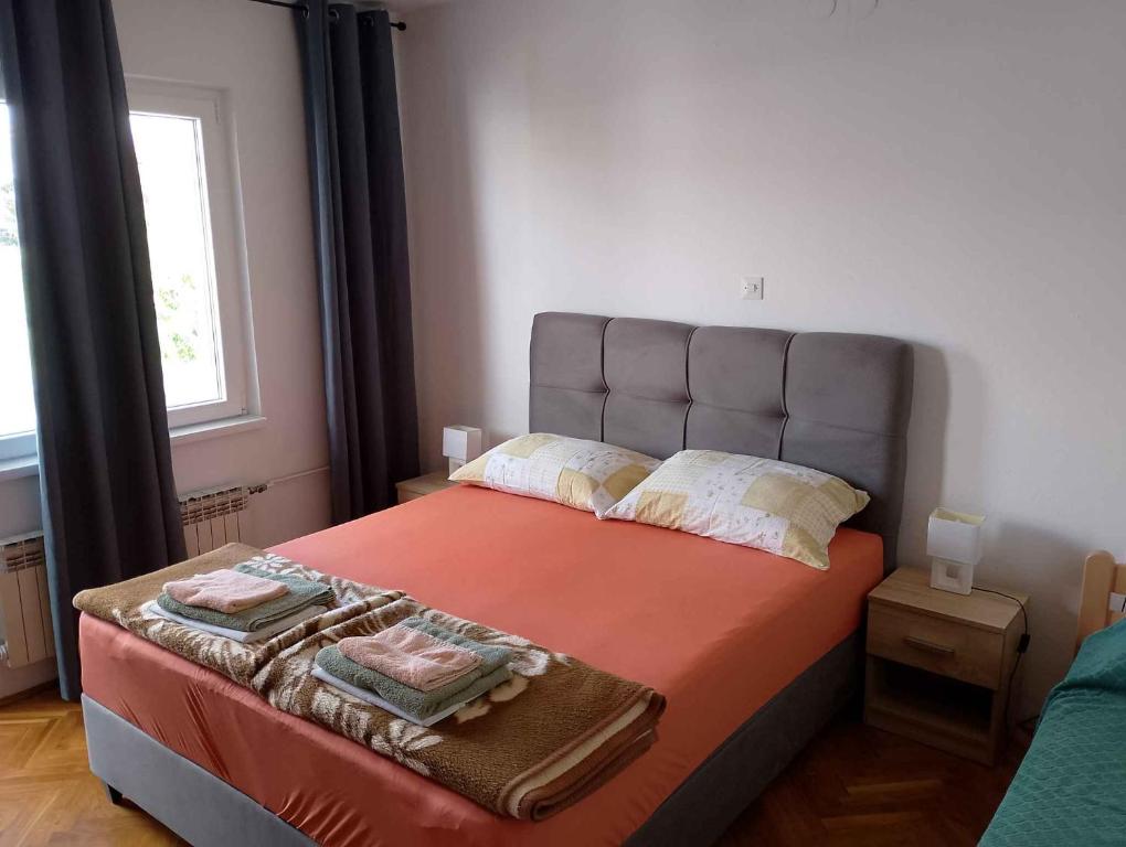 Postel nebo postele na pokoji v ubytování Apartments in Zadar/Zadar Riviera 7794