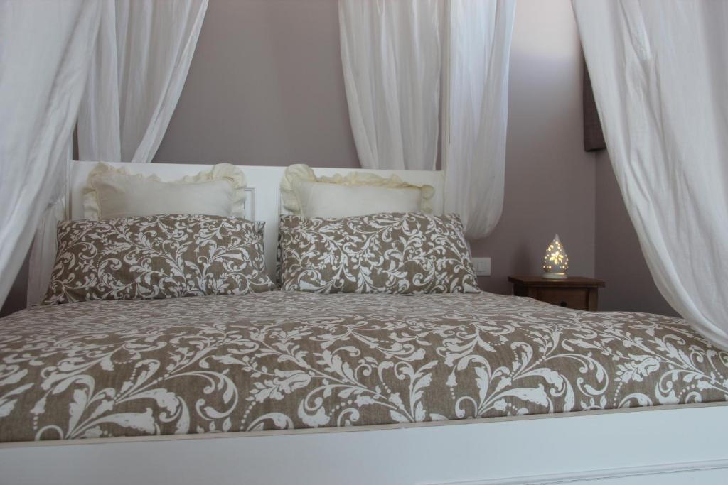 A bed or beds in a room at Eyes on the sea - Suite deluxe vista mare