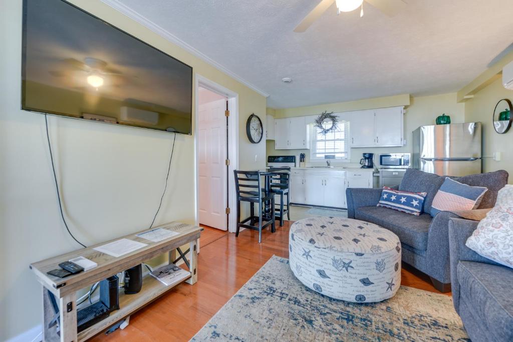 ein Wohnzimmer mit Couch und Küche in der Unterkunft Steps to Ocean North Myrtle Beach Condo with Porch! in Myrtle Beach