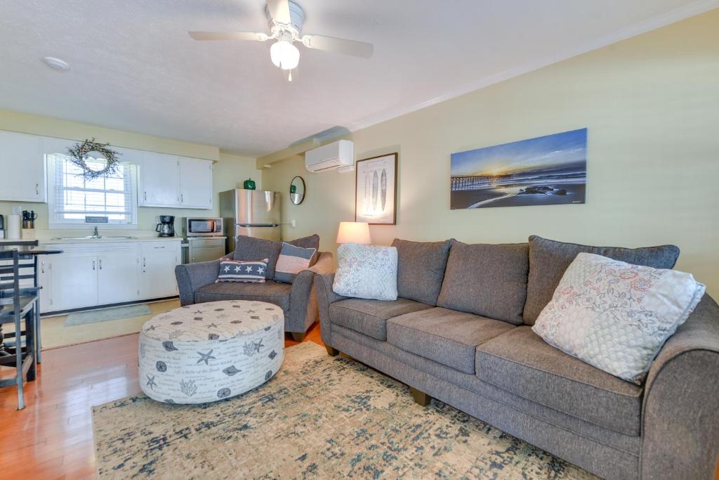 ein Wohnzimmer mit Couch und Küche in der Unterkunft Steps to Ocean North Myrtle Beach Condo with Porch! in Myrtle Beach
