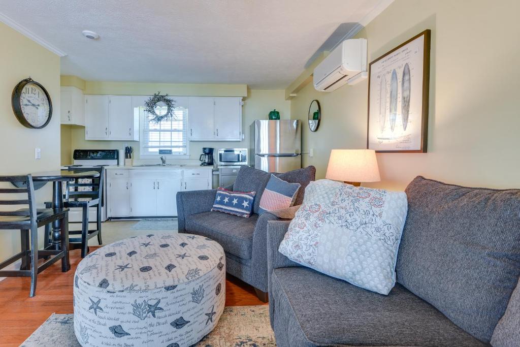 ein Wohnzimmer mit Couch und Tisch und eine Küche in der Unterkunft Steps to Ocean North Myrtle Beach Condo with Porch! in Myrtle Beach