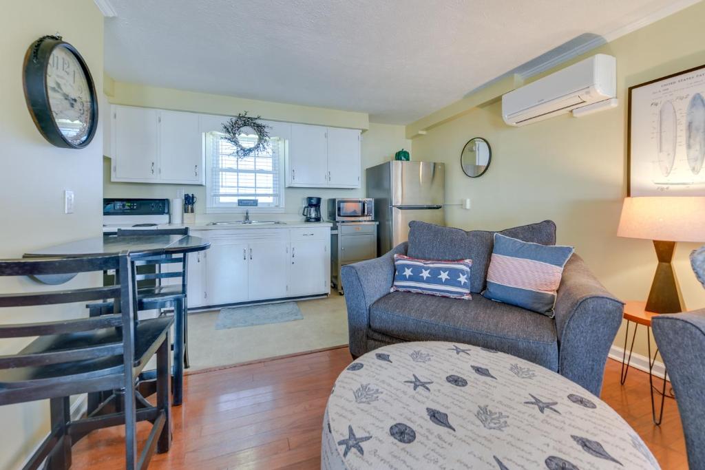 eine Küche und ein Wohnzimmer mit einer Couch und einem Tisch in der Unterkunft Steps to Ocean North Myrtle Beach Condo with Porch! in Myrtle Beach