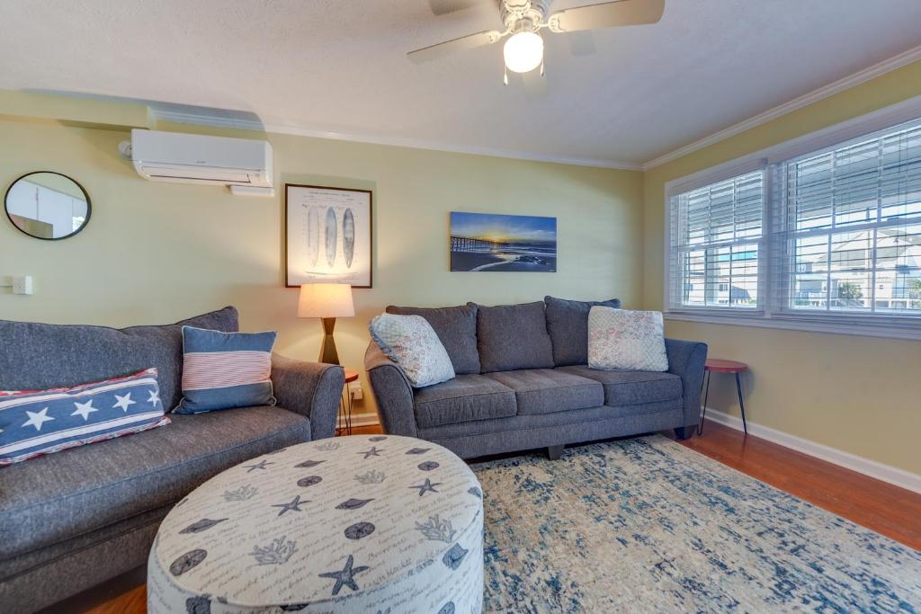 ein Wohnzimmer mit einer Couch und einem Sessel in der Unterkunft Steps to Ocean North Myrtle Beach Condo with Porch! in Myrtle Beach