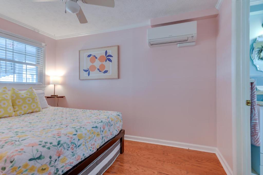 Ein Bett oder Betten in einem Zimmer der Unterkunft Steps to Ocean North Myrtle Beach Condo with Porch!
