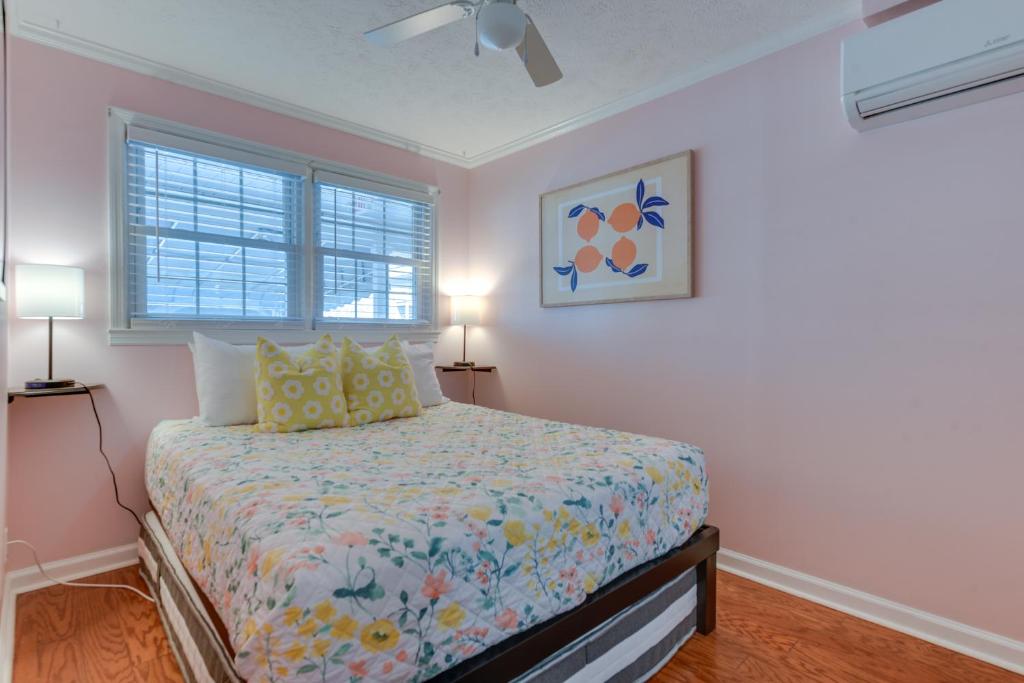 Ein Bett oder Betten in einem Zimmer der Unterkunft Steps to Ocean North Myrtle Beach Condo with Porch!
