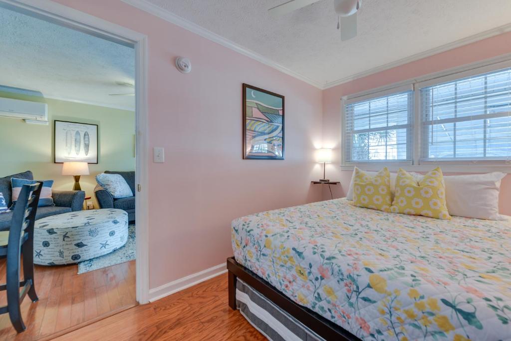 Ein Bett oder Betten in einem Zimmer der Unterkunft Steps to Ocean North Myrtle Beach Condo with Porch!
