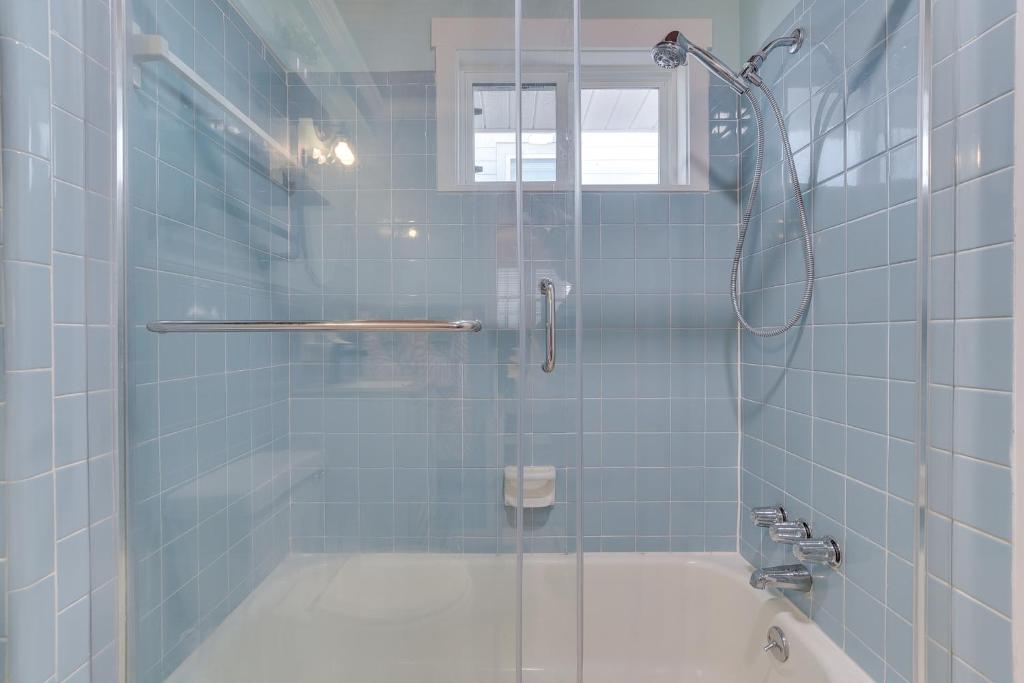 Ein Badezimmer in der Unterkunft Steps to Ocean North Myrtle Beach Condo with Porch!