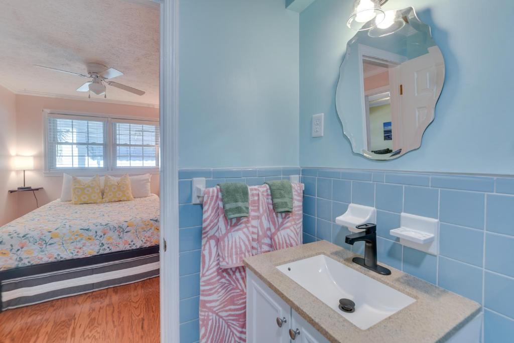 Ein Bett oder Betten in einem Zimmer der Unterkunft Steps to Ocean North Myrtle Beach Condo with Porch!