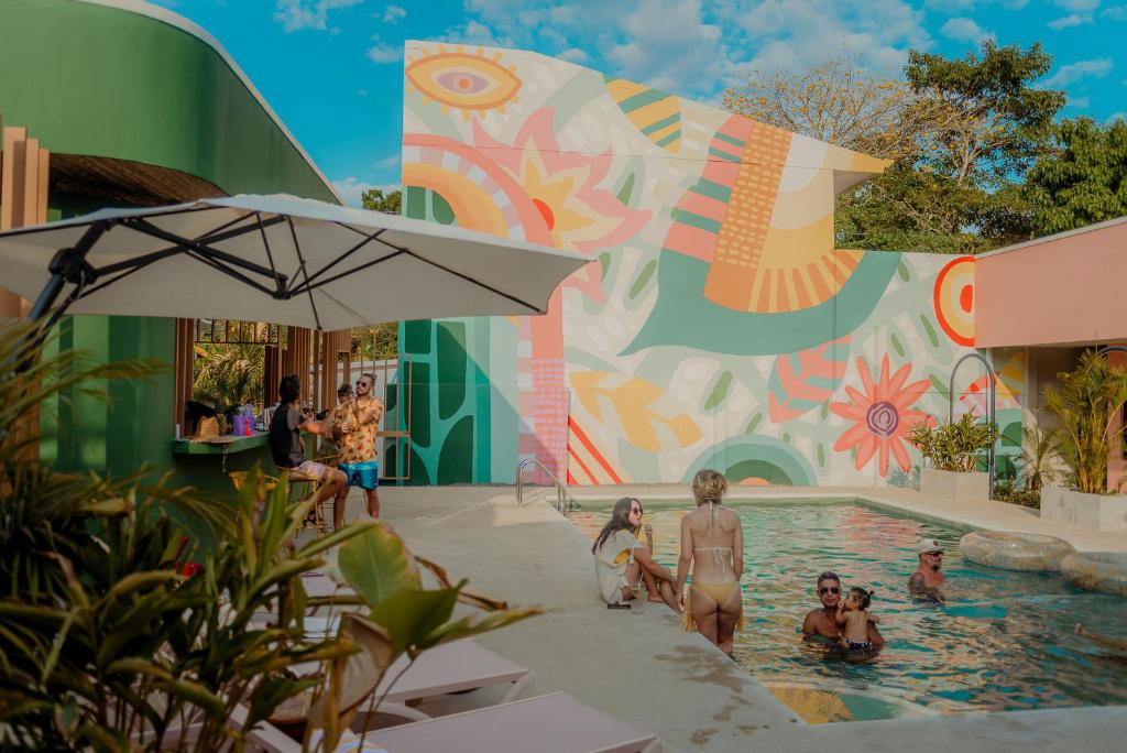 Un grupo de personas en la piscina de un resort. en Hotel Amavi, en Jacó