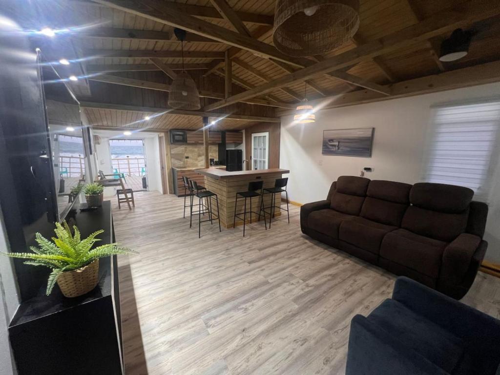 ein Wohnzimmer mit einem Sofa und einem Tisch in der Unterkunft VSS Beach House - Arecibo in Arecibo