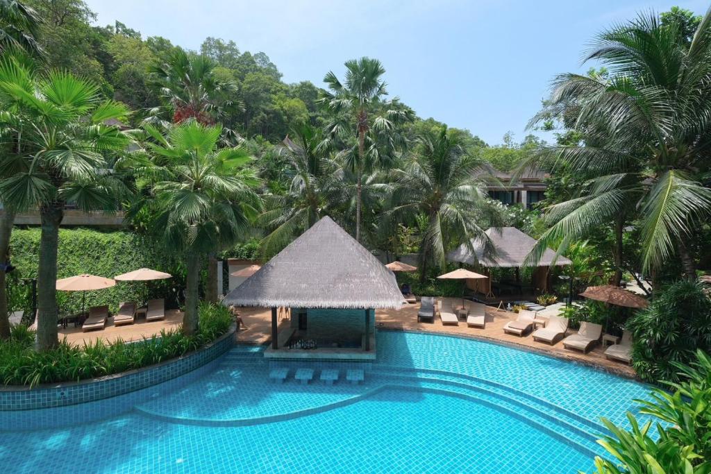 uma imagem de uma piscina num resort em Hula Hula Resort, Ao Nang -SHA Extra Plus em Praia de Aonang