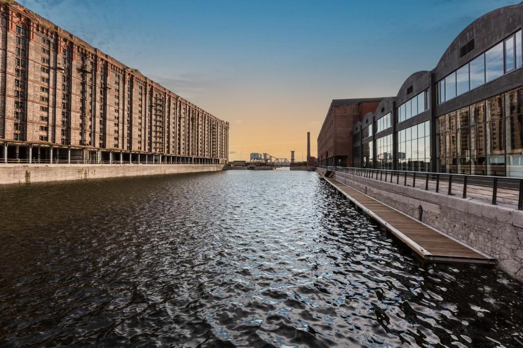 une rivière dans une ville avec de grands bâtiments dans l'établissement Titanic Hotel Liverpool, à Liverpool