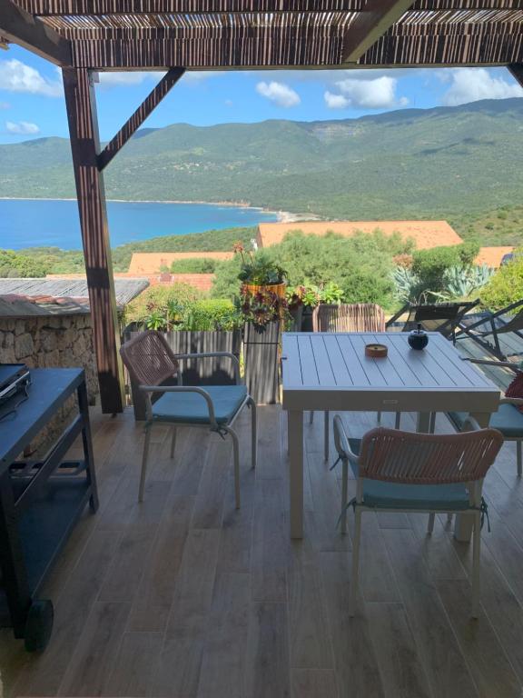 een eetkamer met een tafel en stoelen en uitzicht bij La bergerie de Cupabia in Serra-di-Ferro