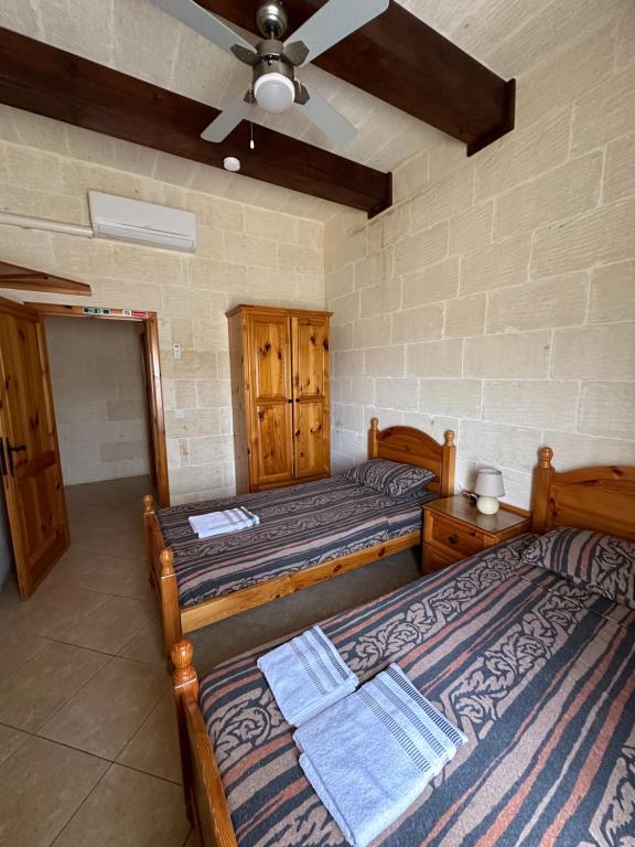 Postel nebo postele na pokoji v ubytování Nawrat Farmhouse