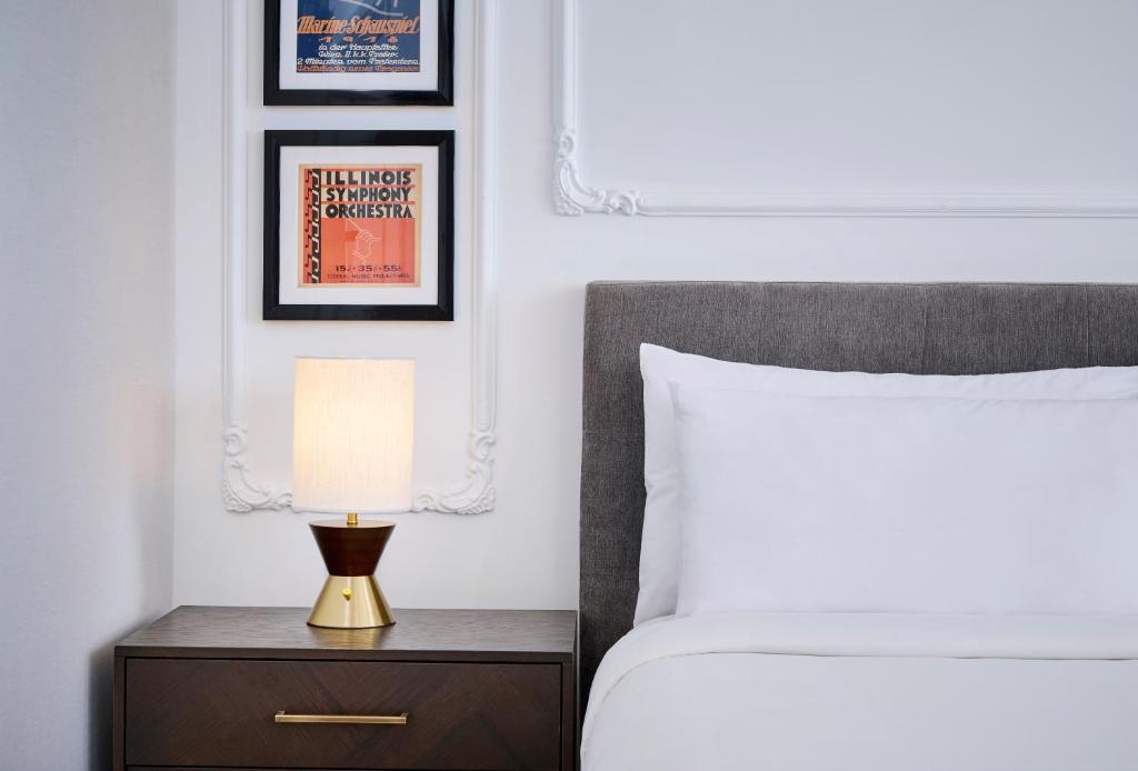 Postel nebo postele na pokoji v ubytování Pantages Hotel Toronto Centre