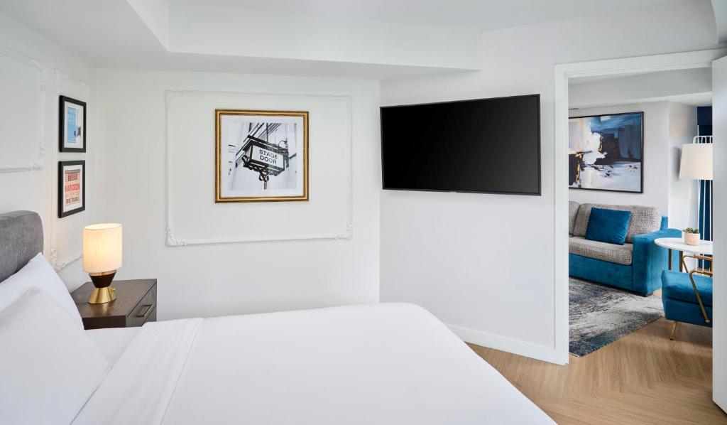 Postel nebo postele na pokoji v ubytování Pantages Hotel Toronto Centre
