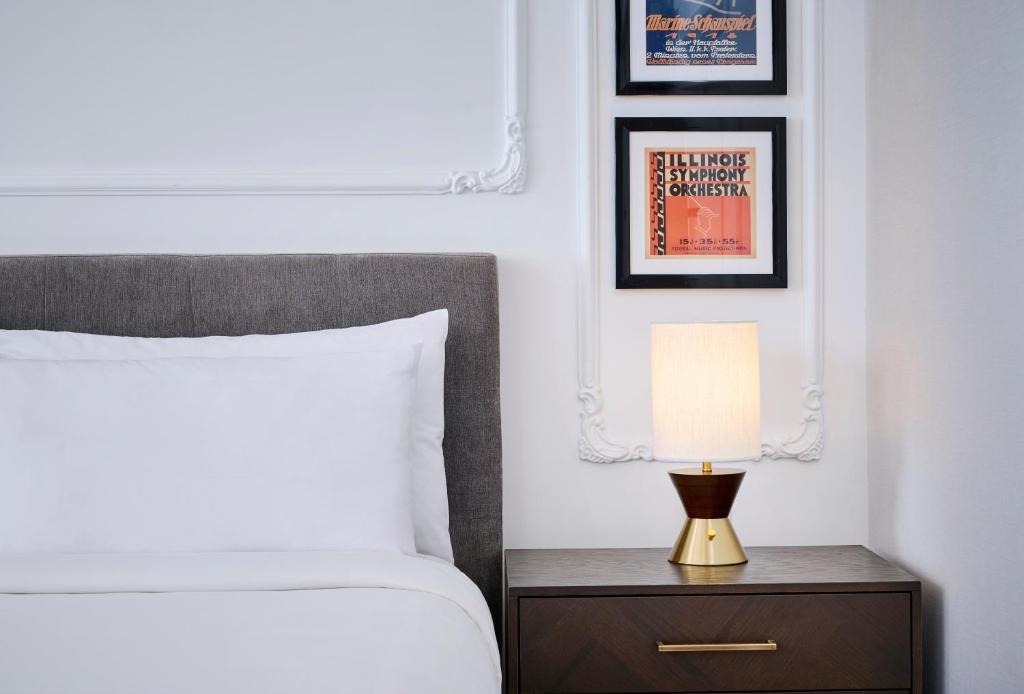 Postel nebo postele na pokoji v ubytování Pantages Hotel Toronto Centre