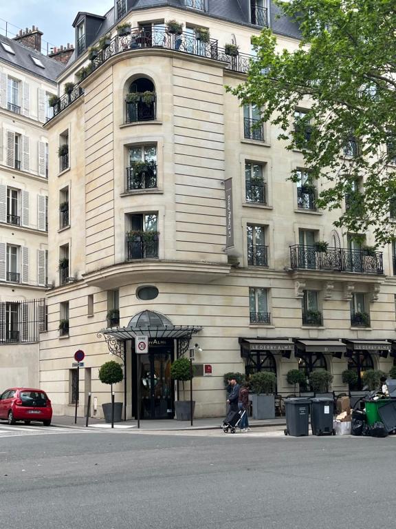 un grand bâtiment avec des gens qui marchent devant dans l'établissement Eiffel house, à Paris