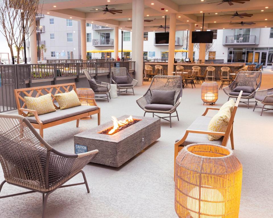 eine Außenterrasse mit Stühlen und einer Feuerstelle in der Unterkunft Holiday Inn Club Vacations Myrtle Beach Oceanfront in Myrtle Beach