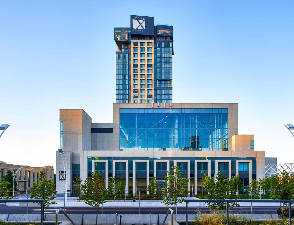 ein Gebäude mit einem Uhrturm darüber in der Unterkunft Hotel X Toronto by Library Hotel Collection in Toronto