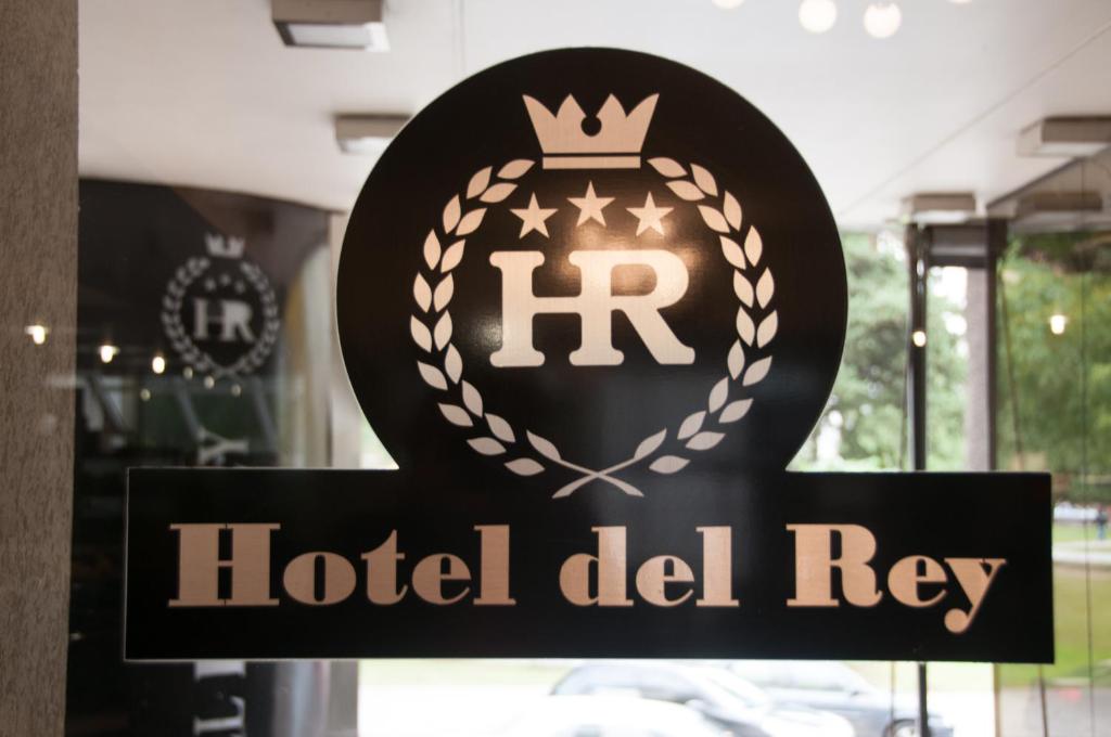 een bord voor een hotel del ray in een raam bij Hotel del Rey in La Plata