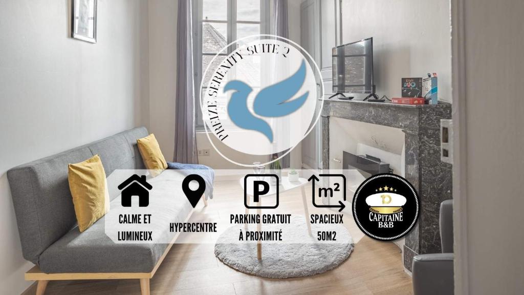 - un salon avec un canapé et un panneau dans l'établissement Preize Serenity Suite 2 - Hypercentre - 2 pers., à Troyes