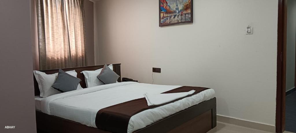 Postel nebo postele na pokoji v ubytování Hotel Black Grapes Inn
