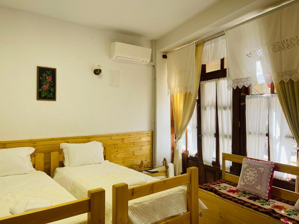Postel nebo postele na pokoji v ubytování Medieval Rooms