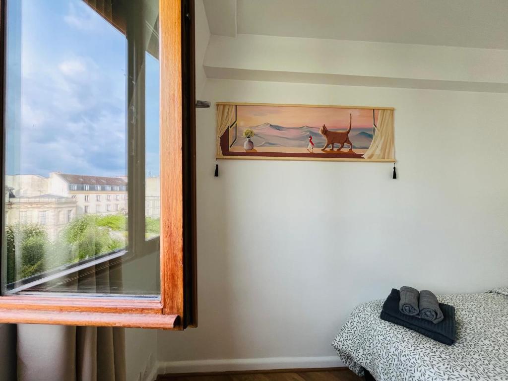 Cette chambre dispose d'une fenêtre ornée d'une peinture murale. dans l'établissement Dream Dwell Paris - Apart super 150m de Centre Pompidou, à Paris