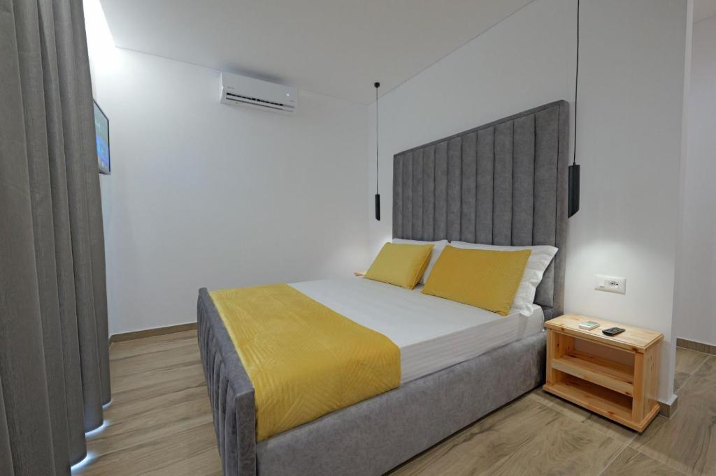 Postel nebo postele na pokoji v ubytování Cako Rooms Saranda