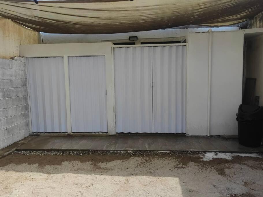 a group of white doors in a garage at Monoambiente in San Luis Potosí