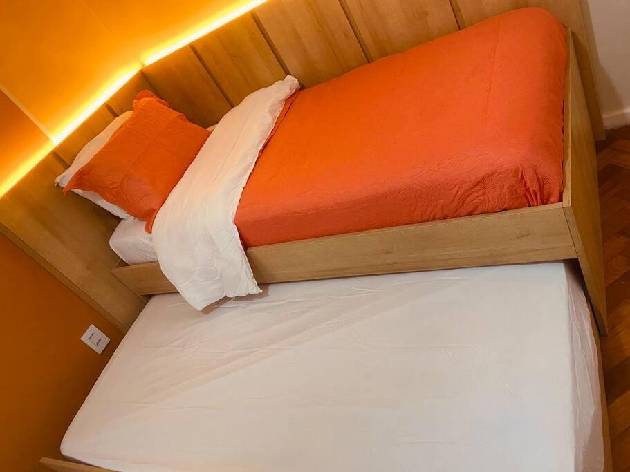Een bed of bedden in een kamer bij Conforto em Copacabana: 260m da Praia