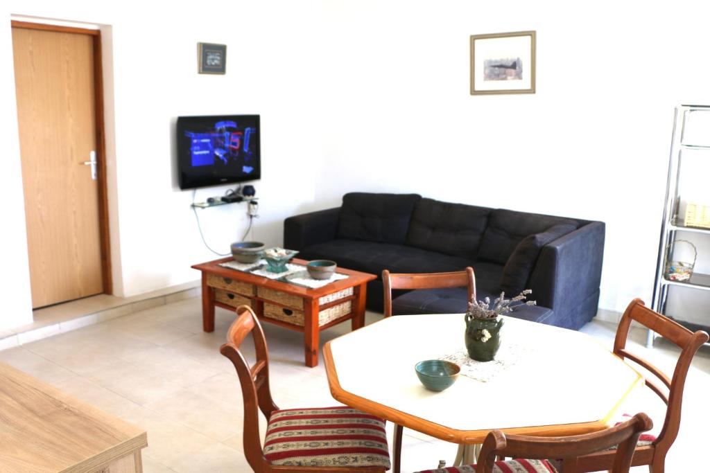 sala de estar con mesa y sofá en Apartment Grgas-Tucilo, en Zablaće