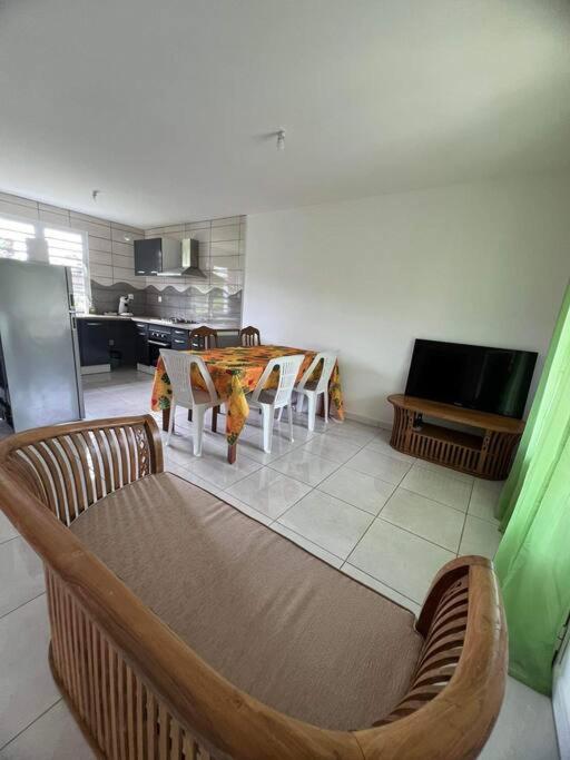 een keuken met een tafel en stoelen in een kamer bij Apt ressource et vue panoramique in Saint-Louis