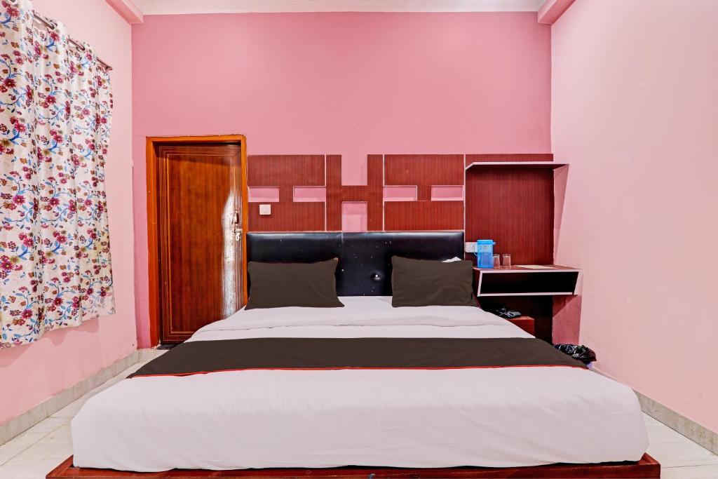 una camera con un grande letto e una scrivania di OYO Flagship 81544 Hotel Drip Inn a Lucknow