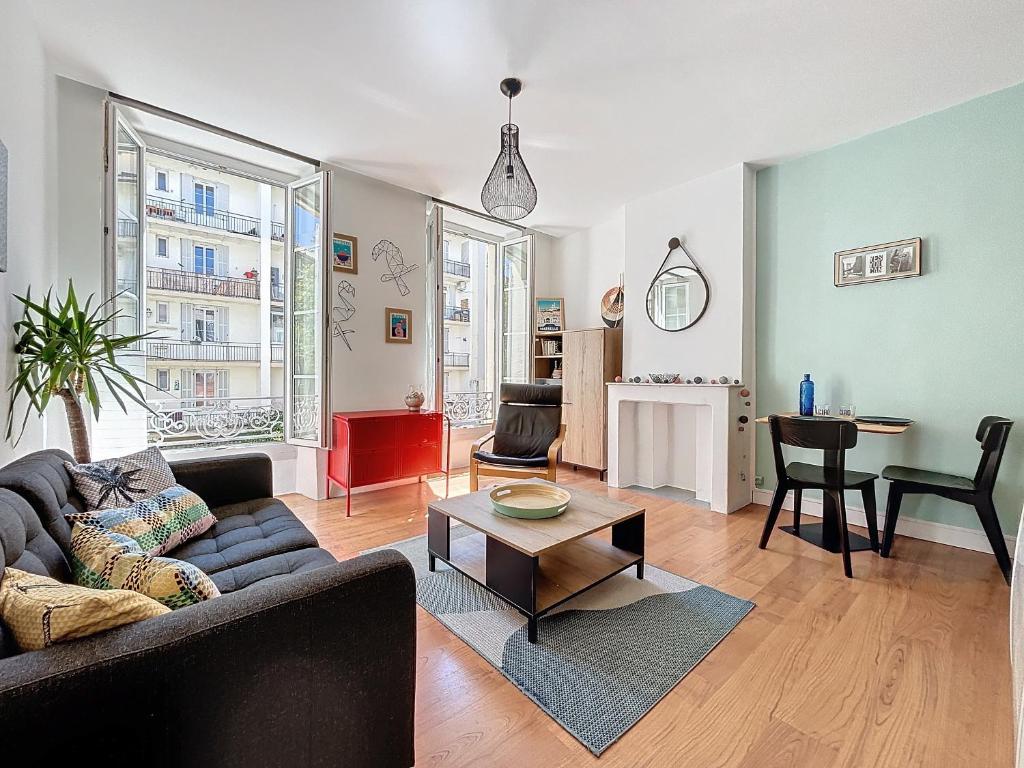 馬賽的住宿－Appartement Plage des Catalans - Chaleureux - Les Frères de la Loc'，客厅配有沙发和桌子